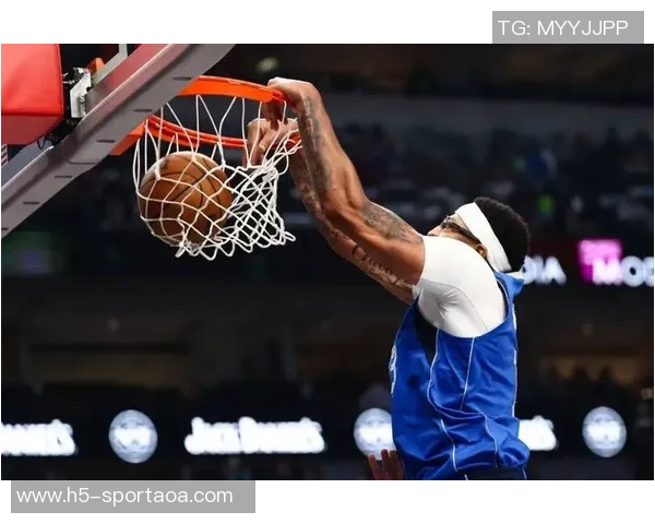 弗拉格因左脚踝扭伤缺席比赛现场观赛与库班同坐展现球队团结精神